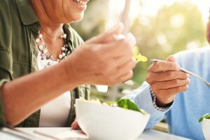 couple eating healthy